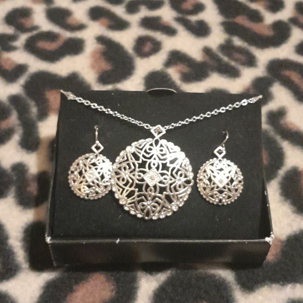 !!Vintage NR Filigree Necklace & Earring Set